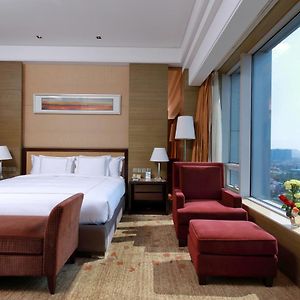 Standard King Room Lake View Lounge Access