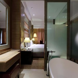 Standard King Room Lounge Access